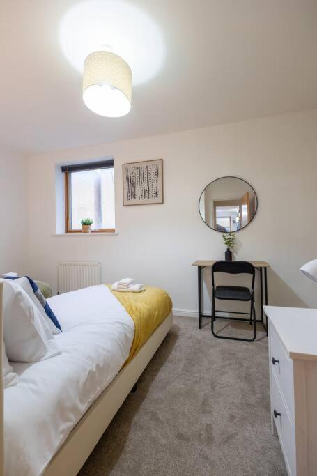 Morden London Apartment, By The Sea With Free Parking Exteriör bild