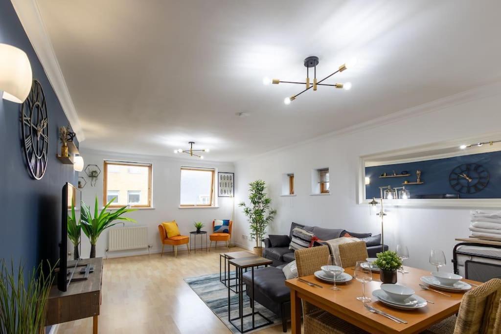 Morden London Apartment, By The Sea With Free Parking Exteriör bild