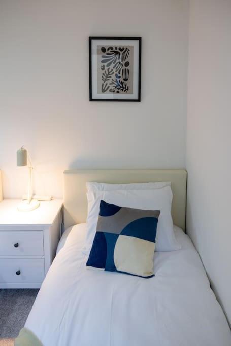 Morden London Apartment, By The Sea With Free Parking Exteriör bild